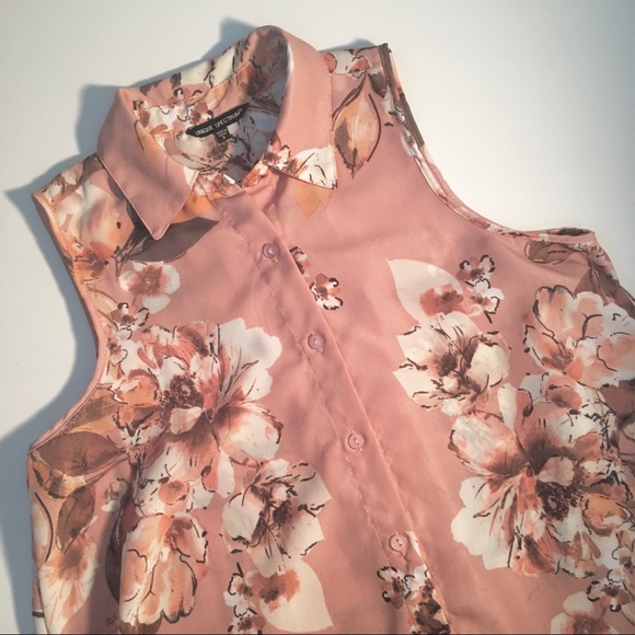 Unique Spectrum Tops - 🥓 3 for $15! Unique Spectrum Floral Blouse